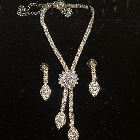 Bridal jewelry three piece set, elegant CZ floral design, luxurious wedding neck - Picture 6 of 13